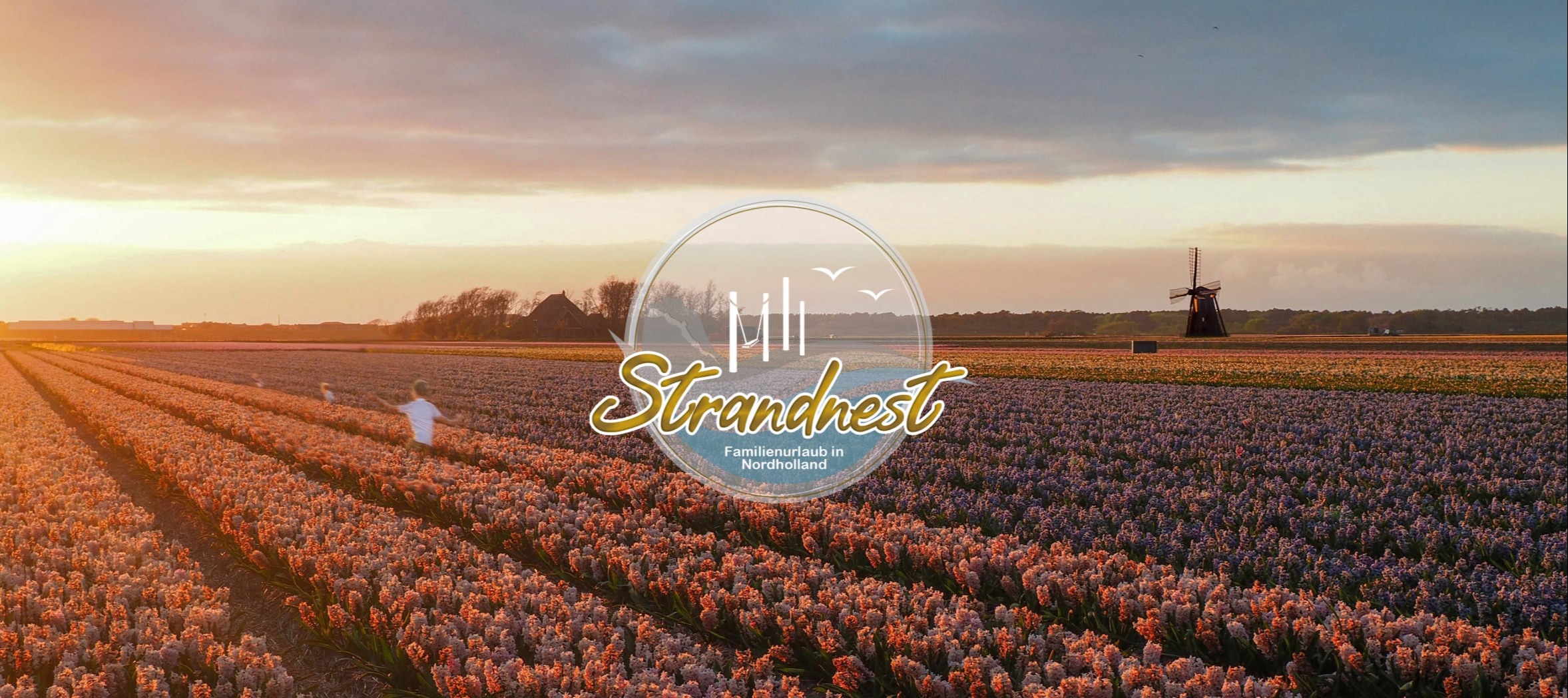 Logo auf Standaufgang in Nachmittagssonne